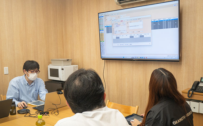 アシストの見積機能についてプレゼンを行う安川。Assistの画面を使って実演中