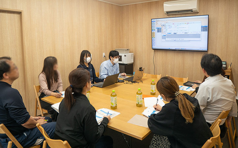 アシスト活用セミナー見積機能編の会場全景。スクリーンを見ながら受講する参加者たち