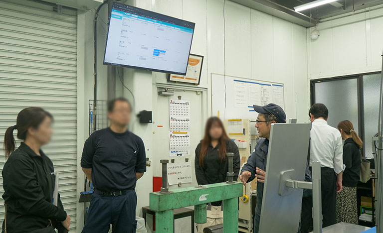 工場見学後、気になる人は工場長に個別で質問などを行っている様子