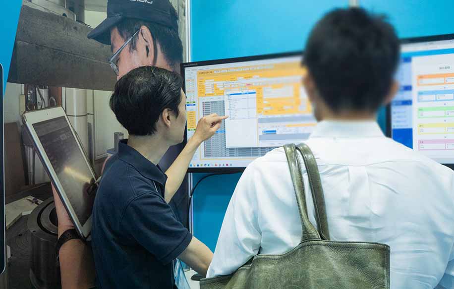 設計・製造ソリューション展で生産管理システム「アシストシリーズ」をデモする様子