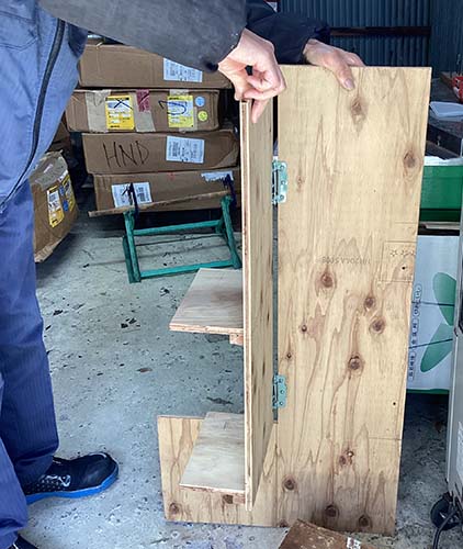 作業中に板を組み立てて動きを確かめる様子