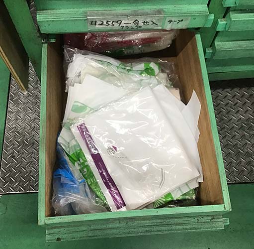整理されておらず製品製造場所の引き出しに関係ないゴミ袋が敷き詰められている状態