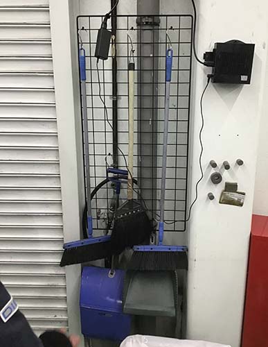 表示・標識がなく乱雑にホウキやチリトリなどの清掃道具が置かれている様子