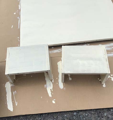 切って組み立てた板を白いペンキで塗った様子