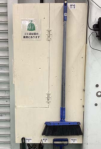 表示・標識が行われており、パッと見て何があるかがわかりやすい清掃道具置き場