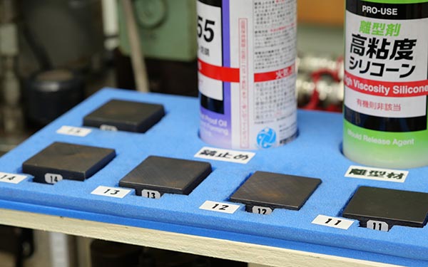 スプレー缶や金属部品が専用の青いマットの定位置に収められ、名称や番号でラベリングされたデジックの3S活動の様子