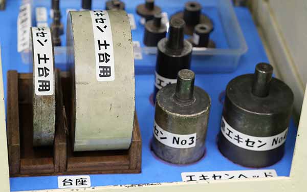 工具の名称がラベリングされ、青いマットの定位置に整理整頓されている町工場デジックの製造現場